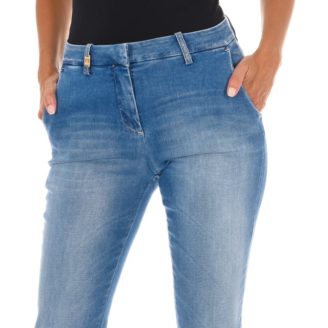 Long jeans. 
 Color Blue denim 
 Waist with belt loops. with metallic detail. 
 Button and zip closure. on the front. 
 Two pockets on the sides. 
 Two fake pockets on the back. 
 Brand name patch on the back of the waistband. 
 Worn effect. 
 Straight cut hems. 
 Stretch fabric. 
 Matching seams. 

 Composition: 
 - 98% Cotton- 2% Elastane. 

 Washing instructions: 
 - Wash maximum at 40ºC. 
 - Iron at medium temperature. max. 110ºC. 
 - Lets you use a dryer. 
 - Do not use bleach. 
 - Does not support dry cleaning. 

 Composition: 98% Cotton- 2% Elastane.
 Care:
- Wash maximum at 40ºC.
 - Iron at medium temperature. max. 110ºC.
 - Allows you to use a dryer.
 - Do not use bleach.
 - Does not support dry cleaning.