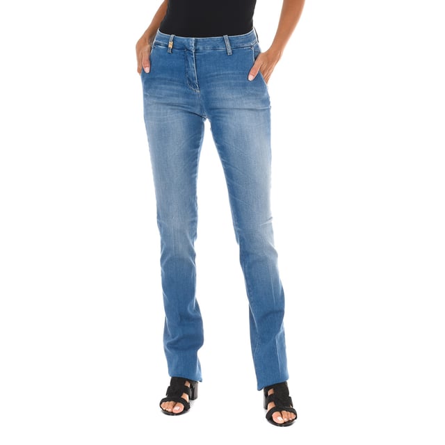 Long jeans. 
 Color Blue denim 
 Waist with belt loops. with metallic detail. 
 Button and zip closure. on the front. 
 Two pockets on the sides. 
 Two fake pockets on the back. 
 Brand name patch on the back of the waistband. 
 Worn effect. 
 Straight cut hems. 
 Stretch fabric. 
 Matching seams. 

 Composition: 
 - 98% Cotton- 2% Elastane. 

 Washing instructions: 
 - Wash maximum at 40ºC. 
 - Iron at medium temperature. max. 110ºC. 
 - Lets you use a dryer. 
 - Do not use bleach. 
 - Does not support dry cleaning. 

 Composition: 98% Cotton- 2% Elastane.
 Care:
- Wash maximum at 40ºC.
 - Iron at medium temperature. max. 110ºC.
 - Allows you to use a dryer.
 - Do not use bleach.
 - Does not support dry cleaning.