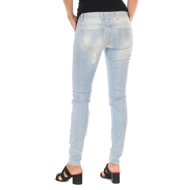 Long jeans. 
 Color blue 
 Waist with belt loops. 
 Button and zip closure on the front. 
 Two pockets on the front. 
 Two pockets on the back. with metal plate of the brand logo. 
 Narrow cut hem. 
 Broken effect. 
 Stretch fabric. 
 Brilliant effect. 
 Matching seams. 

 Composition: 
 -98% Cotton -2% Elastane. 

 Washing instructions: 
 - Wash maximum at 40ºC. 
 - Iron at medium temperature. max. 110ºC. 
 - Lets you use a dryer. 
 - Do not use bleach. 
 - Does not support dry cleaning. 

 Composition: 98% Cotton, 2% Elastane
 Care:
- Wash maximum at 40ºC.
 - Iron at medium temperature. max. 110ºC.
 - Allows you to use a dryer.
 - Do not use bleach.
 - Does not support dry cleaning.