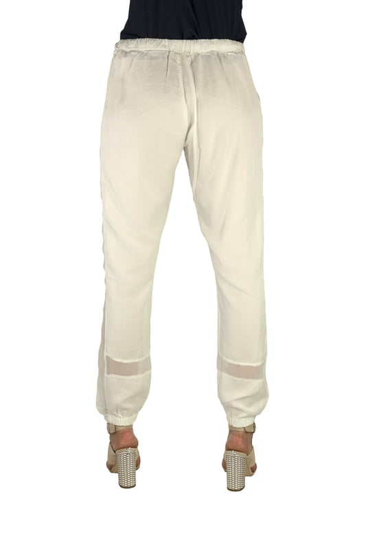 Pantalón largo.
Color Blanco
Cinturilla de goma elástica con cordón ajustable.  
Bajos con goma elástica ajustable. 
Placa metálica con el logo de la marca. en parte delantera.
Costuras vistas a tono.
 
Composición:  100% Lyocell

- Lavar máximo a 30ºC.
- Planchar a media temperatura. máx. 110ºC.
- Permite usar secadora.
- No usar lejía.
- No admite el  lavado en seco.