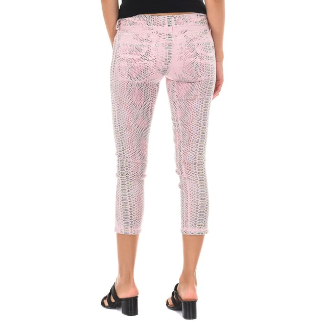 Pantalón pirata tejano.
Color Rosa-animal print
Cintura con trabillas para el cinturón.
Cierre de botón y cremallera en el frontal.  
Dos bolsillos falsos en la parte delantera .
Dos bolsillos abiertos en la parte trasera. con el logo de la marca en metálico.
Bajos con corte estrecho.
Tejido elástico.
Costuras vistas a tono.
 
Composición:  98% Algodón, 2% Elastano

- Lavar máximo a 40ºC.
- Planchar a media temperatura. máx. 110ºC.
- Permite usar secadora.
- No usar lejía.
- No admite el  lavado en seco.