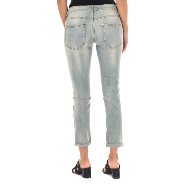 Long jeans. 
 Color Blue denim 
 Waist with belt loops. 
 Button and zip closure. on the front. 
 Two pockets and a mini pocket on the front. 
 Two open pockets on the back with the brand's name in metal. 
 Narrow cut hem. 
 Worn effect. 
 Stretch fabric. 
 Matching seams. 

 Composition: 
 - 91% Cotton - 8% Polyester - 1% Elastane. 

 Washing instructions: 
 - Wash maximum at 40ºC. 
 - Iron at medium temperature. max. 110ºC. 
 - Lets you use a dryer. 
 - Do not use bleach. 
 - Does not support dry cleaning. 

 Composition: 91% Cotton, 8% Polyester, 1% Elastane
 Care:
- Wash maximum at 40ºC.
 - Iron at medium temperature. max. 110ºC.
 - Allows you to use a dryer.
 - Do not use bleach.
 - Does not support dry cleaning.