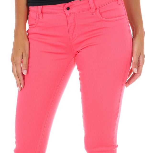 Long jeans. 
 Fuchsia color 
 Waist with belt loops. 
 Button and zip closure on the front. 
 Two mini pockets on the front. 
 Two open pockets on the back. 
 Straight cut hems. 
 Stretch fabric. 
 Matching seams. 

 Composition: 
 - 98% Cotton - 2% Elastane. 

 Washing instructions: 
 - Wash maximum at 40ºC. 
 - Iron at medium temperature. max. 110ºC. 
 - Lets you use a dryer. 
 - Do not use bleach. 
 - Does not support dry cleaning. 

 Composition: 98% Cotton, 2% Elastane
 Care:
- Wash maximum at 40ºC.
 - Iron at medium temperature. max. 110ºC.
 - Allows you to use a dryer.
 - Do not use bleach.
 - Does not support dry cleaning.