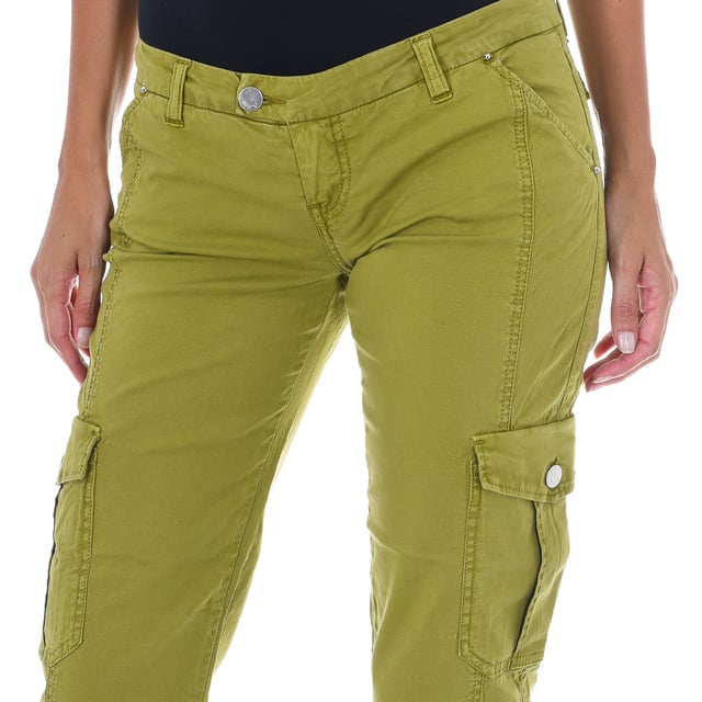 Long pants. 
 Green color 
 Belt loops. 
 Button and zip closure on the front. 
 Two pockets on the front. 
 Two button-closure pockets on the back. 
 Two pockets with button closure on the sides. 
 Narrow cut hem and elastic rubber. 
 Matching seams. 

 Composition: 
 - 98% Cotton - 2% Elastane. 

 Washing instructions: 
 - Wash maximum at 40ºC. 
 - Iron at medium temperature. max. 110ºC. 
 - Lets you use a dryer. 
 - Do not use bleach. 
 - Does not support dry cleaning. 

 Composition: 98% Cotton, 2% Elastane
 Care:
- Wash maximum at 40ºC.
 - Iron at medium temperature. max. 110ºC.
 - Allows you to use a dryer.
 - Do not use bleach.
 - Does not support dry cleaning.