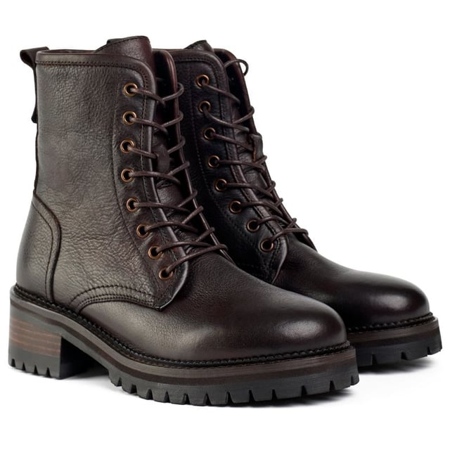 Abraza tu estilo inteligente con un toque rudo. Las botas de tobillo con cordones de Sole Crafted Stitch cuentan con una parte superior de cuero premium que ofrece un aspecto exclusivo y versátil. El forro de cuero de calidad abraza tus pies con comodidad, mientras que la suela durable con tacos aporta personalidad a cada paso. Ya sea que te dirijas a una noche en la ciudad o enfrentes un largo día de trabajo o en la universidad, las botas Sole Stitch añaden un toque distinguido a cualquier outfit.