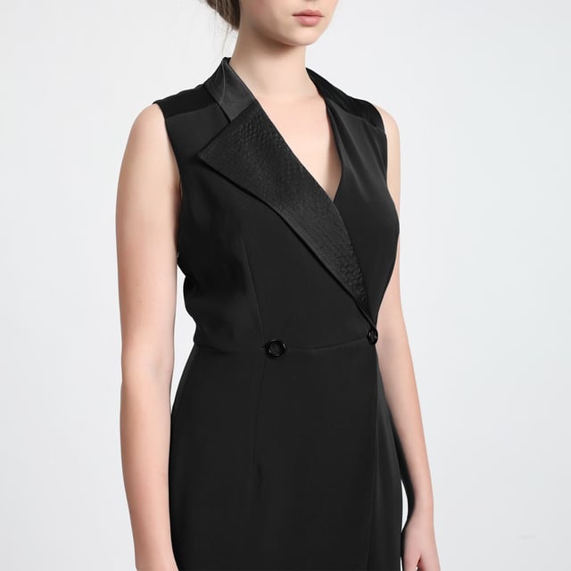 Een van onze "Classic with a Twist" en een must in je garderobe: de Top Stiches Tailor Wrap Dress beoordeeld door Smart and Joy Design Team. Verbeterd met elegante bovenste steken op de kragen, met een fancy knop zijn vorm benadrukt elk silhouet. Tijdloos en geschikt voor verschillende gelegenheden, je kunt niet fout gaan met zo'n stuk; Ofwel gepaard met hoge hakken of matchen het terloops met platte sandalen.
Productdetails
• Vorm: kleermaker, gemonteerd
• Lengte: 110 cm
• Geklassing
• Mouwloos