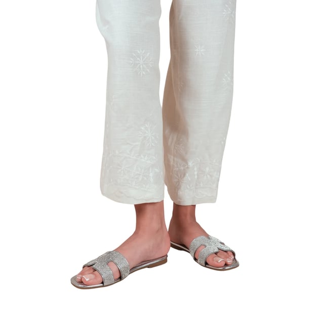 Boven: Kunstleer. Buitenzool: Synthetisch. Wreefband, Zachte stoffen banden. Vlakke. Ontwerp: Diamant. Teenstijl: Open. Sluiting: Slip-on.