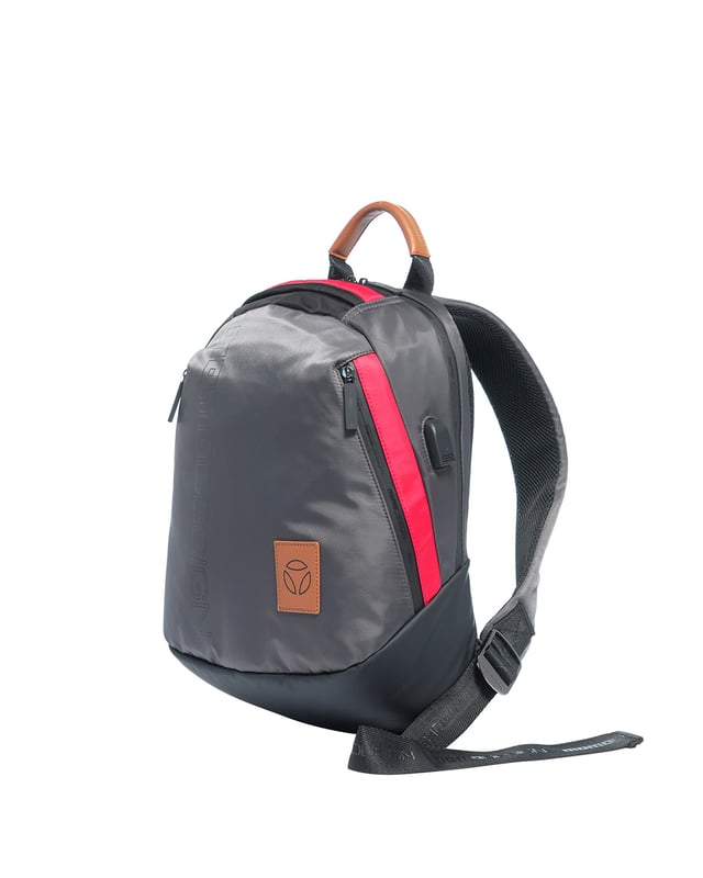 Mochila de hombre. El cierre es con cremallera. Los bolsillos internos son uno con cremallera. Hay dos bolsillos externos con cremalleras a los lados. Falta la correa para el hombro. El mango está fabricado en nailon. Hay un compartimento interno. El material exterior es ecopiel. Internamente está forrado en tejido 70% algodón - 30% poliéster. Medidas: 32x40x15 cm. Producto de moda