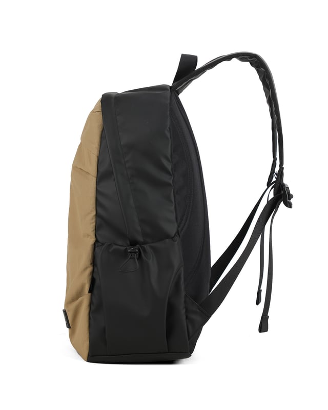 Mochila unisex. El cierre es con cremallera. Los bolsillos internos son uno abierto. Los bolsillos exteriores son uno frontal con cremallera y dos laterales abiertos. Falta la correa para el hombro. El asa es de tela. Hay un compartimento interno. El material exterior es poliéster. Internamente está forrado en poliéster. Medidas: 31x17x44 cm. Producto de moda
