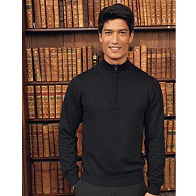 Herensweater. 1/4 rits door kraagsluiting. Katoenrijk garen voor een zacht gevoel. Fijnmazige breiwerk. Set in mouw met geribbelde gebreide manchetten en geribbelde zoom voor getailleerde styling. Stof: 55% Katoen, 45% Acryl. Herenborstomvang (inches): XS - 33, S - 35, M - 38, L - 40, XL - 42, 2XL - 45, 3XL - 47, 4XL - 50.