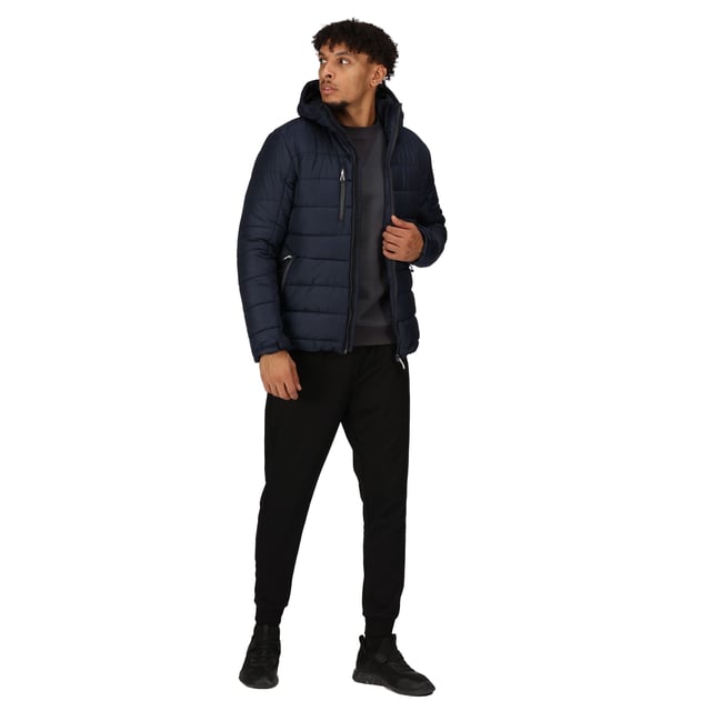 Gewebetechnik: Strapazierfähig, isolierend, Thermisch, Warmloft-Isolierung. Materialzusammensetzung (%): 100% Polyester. Gewebe: Ripstop-Gewebe. Design: Logo. Kontrastfarbener Reißverschluss, Wattiert. Mit Kapuze. Langärmlig. Kapuzenmerkmale: mit Kordelzug, angenähte Kapuze. Durchgehender Reißverschluss. Taschenart: Zwei Seitentaschen, 1 Brusttasche, Reißverschluss, 1 Innentasche. Bündchen: anpassbar, Klettverschlusslasche. Futterstoff: Verdeckter Reißverschluss. Material: Recycelbar.