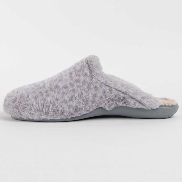 Hecho en España. Zapatilla de casa para mujer. Calce cómodo. Fabricada en materiales veganos. Fabricado por otras marcas para nuestra marca.
