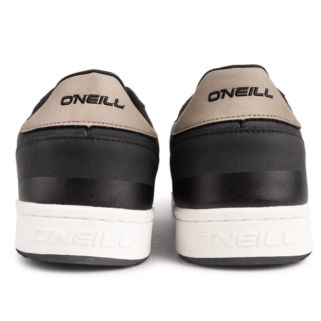 Elegante y detallado. Las zapatillas negras O'Neill Antilope Hills son un par de elegantes zapatillas retro. con una silueta baja clásica. Consta de parte superior de primera calidad y durabilidad. Ojales superiores con anilla en D y detalles finos.