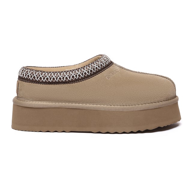 EVER AU Australia Women Wonga Leather Slippers Step into sophistication and comfort with the Wonga Platform Slippers, boasting a stylish platform sole. With five versatile neutral colour options, including chestnut and olive, these slippers effortlessly elevate any outfit with understated elegance.
Product No. EAU2016
Description:
- Cow Suede Upper
Sheepskin Wool Insole and Lining
- EVA Rubber Sole