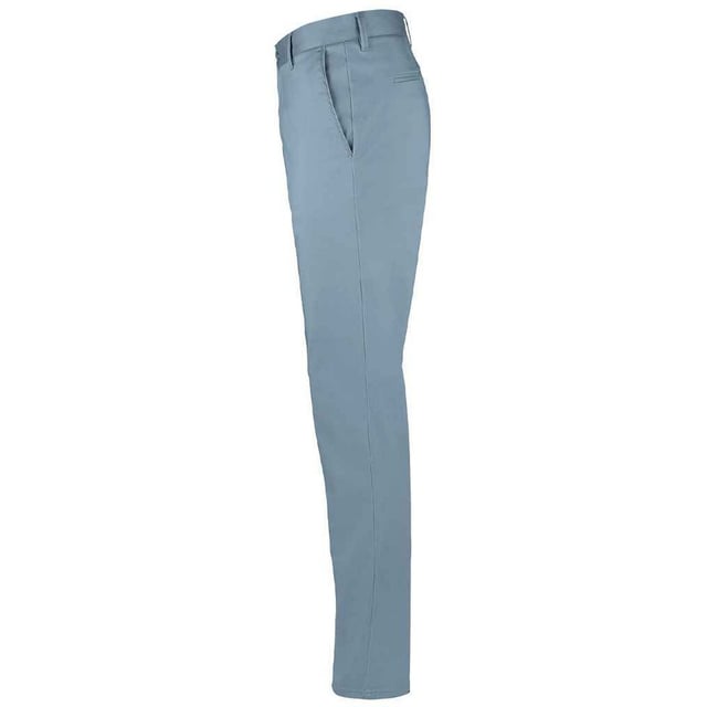 98% Baumwolle, 2% Elasthan. Stoff: Stretch. Muster: Einfarbig. 228gsm. Verschluss: Knopf. Gürtelschlaufen, Abreißetikett, Reißverschluss. Taschen: 1 Ticket-Tasche, 2 Gesäßtaschen, 2 Seitentaschen. Passform: Schmal. Nachhaltigkeit: ACCORD, Amfori, BSCI, Fair Wear Approved, Öko-Tex Standard 100 Certified, PETA-Approved Vegan, REACH.