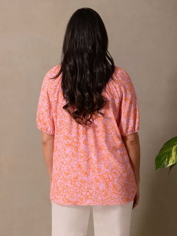 Details

Stand collar with placket
Short sleeve with elastic cuffs
Slips on

Garment Care

Composition: 100% Viscose
Machine washable  

Sizing

Model height: 5ft 10inches/178cm
Length from back neck to hem: 68cm

In a stylish orange and pink print, this short sleeve blouse is cut from a lightweight woven fabric. It has a lengthening nehru collar, as well as short sleeves with elasticated cuffs to keep you cool in warmer weather. An A-line shape and slightly rounded hem make for a flattering fit, making this the perfect daytime blouse.