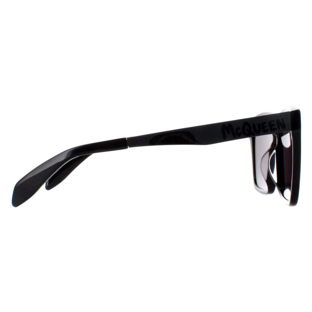 Las gafas de sol Alexander McQueen AM0352S 001 en negro brillante y gris cromado oscuro redefinen las gafas contemporÃ¡neas con su diseÃ±o atrevido y su impecable elaboraciÃ³n. Estas gafas de sol cuentan con una silueta cuadrada distintiva que llama la atenciÃ³n, encapsulando perfectamente la estÃ©tica vanguardista de la marca. La elegante montura estÃ¡ adornada con el logotipo de McQueen en las patillas, aÃ±adiendo un toque de encanto rebelde a cualquier look. Las gafas de sol AM0352S combinan a la perfecciÃ³n moda y funcionalidad gracias a sus lentes de gran tamaÃ±o que aportan estilo y protecciÃ³n UV superior. Marca tendencia y transmite confianza a cada paso con estas icÃ³nicas gafas de sol Alexander McQueen, el accesorio definitivo para quienes se atreven a superar los lÃ­mites del estilo.