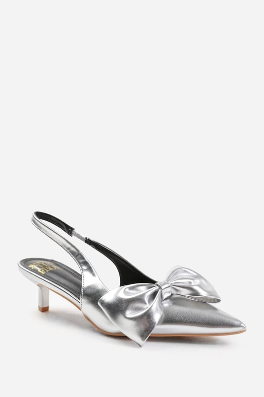 Wheres That From Womens 'Spain' Wide Fit Low Kitten Heels Pointed Toe Bow Detail Effortless elegance with our Santorini Wide Fit Low Kitten Heels with Pointed Toe and Bow Detail. These heels are designed to provide both style and comfort, making them the perfect choice for any occasion.
Key Features:
Low Kitten Heel: The low kitten heel offers a subtle lift while providing maximum comfort. These heels are perfect for those who prefer a more moderate heel height without compromising on style. The low heel also ensures stability and ease of walking.
Bow Detail Design: The Bow Detail design adds a touch of sophistication and visual interest to these heels. It not only enhances the overall aesthetic but also elevate your look.
Premium Quality Material: Crafted from high-quality materials, these heels are built to last. The soft and supple straps ensure maximum comfort, while the sturdy construction guarantees durability for long-lasting wear.
Specifications:
Design: Low kitten heel sandals with Bow Detailing.
Heel Height: 2.6’ (6.5 cm) approx
Closure: Elastic Sling back strap.
Step out in style and comfort with our Santorini Wide Fit Low Kitten Heels with Pointed Toe and Bow Detail. These heels offer a perfect blend of elegance and comfort, making them a go-to choice for any occasion. Embrace effortless sophistication with these versatile and timeless sandals.