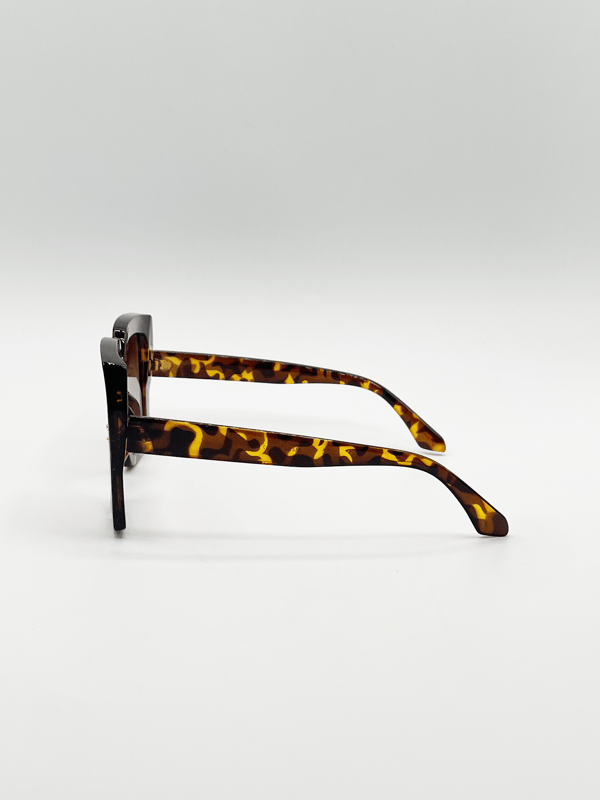 Oversized Square Frame in Brown Tortoiseshell
Frame Colour: Tortoiseshell
Lens Colour: Brown
One Size
SKU: SG2400505
UV 400 PROTECTION IN ACCORDANCE WITH 89/686/EEC BS EN ISO 123-1:2013
FDA Approved