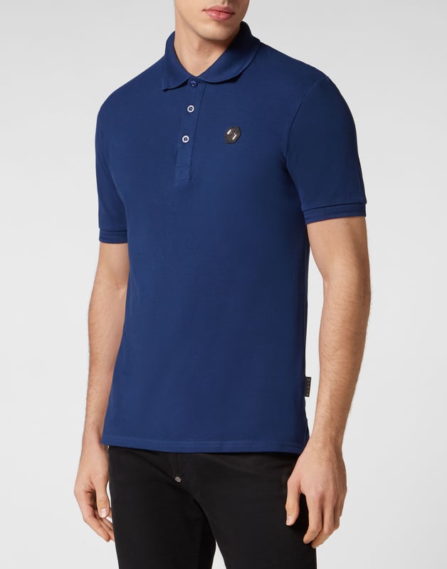 Un básico imprescindible: la camiseta polo de manga corta de piqué de algodón.  Piqué de algodón  El icónico estampado estilo gótico en la espalda  Hexágono PP en un parche de cuero saffiano cosido en el pecho izquierdo  Botones con logo  Cuello y puños de punto acanalado en forma de chevron   Dos aberturas laterales