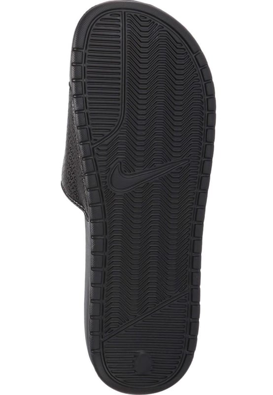 Nike Benassi Solar Soft Men's Slide hooks you up with a stand-out fractal design on the foot strap for style and on the footstep for added comfort. - - . The soft foam of the midsole and the jersey lining offer comfort so that you can enjoy a relaxed and first-class wearing experience.