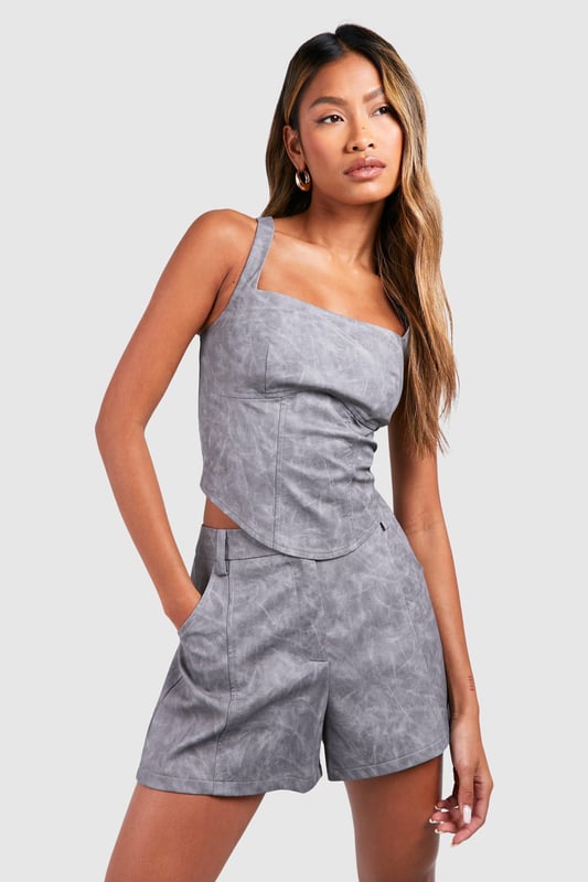 Calling all trend-obsessed: category is... regency vibes. This waist-defining corset top shapes and contours the body, accentuating the bust and creating a snatched silhouette. With strappy tops that'll look fire with that perfect pair of jeans, blouses that'll turn heads in the office, and bustiers that are just waiting to be matched with some hot leather look trousers, it will be love at first scroll when you lay eyes upon our collection of corset tops.Style: CorsetDesign: PlainFabric: PULength: RegularSleeve Length: StrappyModel's height: 173cm / 5'8"