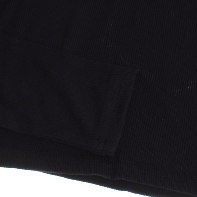 Taillierter Mädchenpullover aus geripptem Stoff, der für Struktur und einen modernen Stil sorgt.

 Es verfügt über einen hohen Kragen, der Eleganz und einen klassischen Touch verleiht, sowie lange Ärmel, die für Wärme sorgen.

 Sein kurzes Design auf Taillenhöhe macht es zu einem idealen Kleidungsstück, das mit hoch taillierten Jeans oder Röcken kombiniert werden kann, um einen lässigen und stilisierten Look zu erzielen.

 Der gerippte Stoff ist dehnbar und weich und sorgt für Komfort und eine schmeichelnde Passform, perfekt für den Alltag oder formellere Anlässe.
 Komposition: 98 % Modal, 2 % Elastan
 Pflege:
- Maschinenwäsche in kaltem Wasser und Schonwaschgang.
 - Verwenden Sie milde Reinigungsmittel.
 - Verwenden Sie einen Trockner bei niedriger Temperatur.
 - Bei niedrigen Temperaturen bügeln.
 - Reinige chemisch nicht.