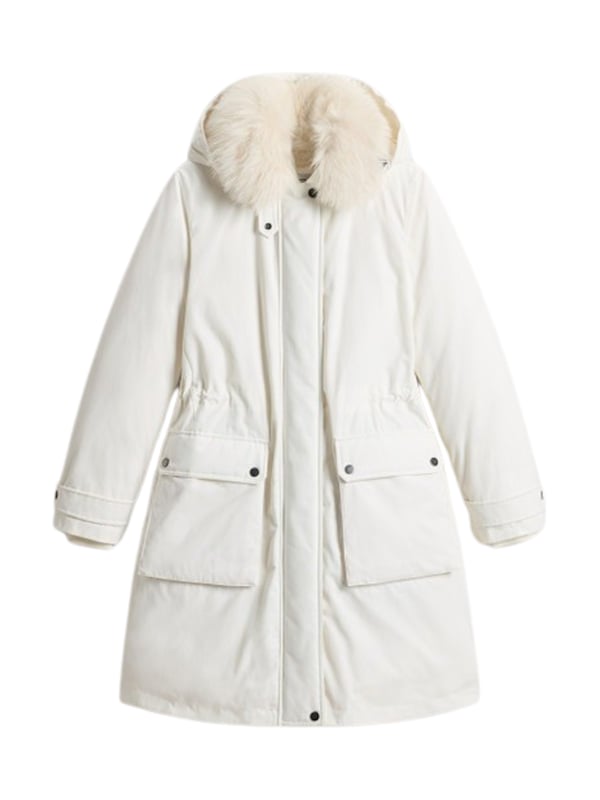 Dieser Damen-Parka vereint stilvolles Design mit funktionalen Details für die kalte Jahreszeit. Die normale Passform und der Taillentunnelzug betonen Ihre Figur und sorgen für eine individuelle Passform. Die abnehmbare Kapuze mit Tunnelzug bietet vielseitigen Schutz vor Wind und Wetter. Ein Zwei-Wege-Reißverschluss mit Windschutzleiste und Druckknopfverschluss garantiert zuverlässigen Schutz vor Kälte. Der Kragen mit abnehmbarem Echtfellbesatz lässt sich dank einer Lasche und Druckknopf zum Stehkragen hochklappen, was zusätzliche Wärme bietet. Praktische Pattentaschen mit Druckknöpfen und Innentaschen mit Logoverschluss bieten ausreichend Platz für Ihre Essentials. Gerippte Innenbündchen und verstellbare Manschetten mit Lasche und Druckknöpfen halten die Kälte effektiv draußen. Das warm gefütterte, wasser- und windbeständige Material sorgt für optimalen Tragekomfort auch bei widrigen Wetterbedingungen. Hergestellt aus hochwertigen Materialien, begleitet dieser Parka Sie stilvoll und komfortabel durch den Winter. Ein unverzichtbares Kleidungsstück, das Funktionalität und Eleganz perfekt verbindet.
