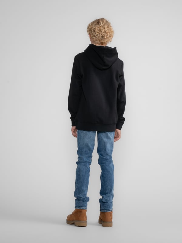 Lässiger Hoodie mit dezentem Logoprint auf der Brust und normaler Passform. Dieser Hoodie hat eine Kapuze mit Tunnelzug, eine Kängurutasche und gerippte Ärmelbündchen. Hergestellt aus 100 % Baumwolle. Du kannst dich nicht zwischen zwei Größen entscheiden? Dann wähle die größere Größe. Lässiger HoodieDezenter LogoprintNormale PassformKapuze mit TunnelzugKängurutasche100 % Baumwolle