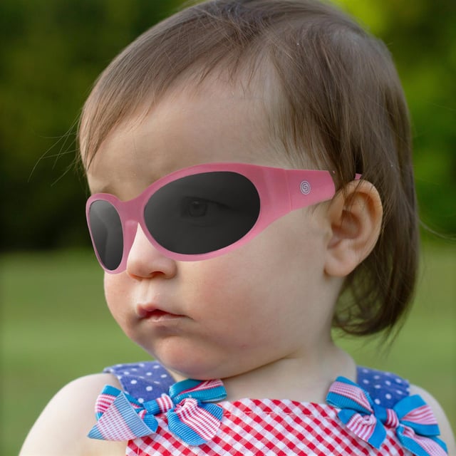 Smarty X2136 B baby roze grijze zonnebril Houd je baby stijlvol beschermd met SMARTY Designer Zonnebril model X2136B, perfect voor baby's tot 3-jarigen. Deze wikkelvormige zonnebril heeft een speels roze montuur met duurzame kunststof armen en grijze lenzen, en biedt superieure UV-bescherming en een leuke, moderne look. Het model X2136B combineert een trendy ontwerp met babyvriendelijk comfort en duurzaamheid, zodat je kleintje veilig en chic blijft tijdens zonnige avonturen. Deze designer zonnebril is verkrijgbaar met een onverslaanbare korting op de normale verkoopprijs en biedt uitzonderlijke kwaliteit en waarde. Geef je baby de perfecte mix van bescherming en stijl met een SMARTY zonnebril.