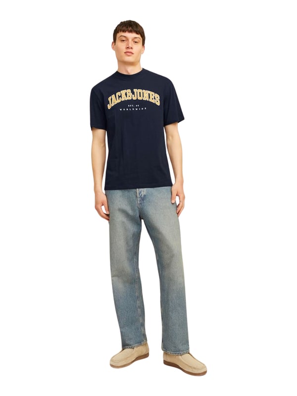 Ervaar het ultieme comfort met het Jack & Jones T-shirt voor heren. Dit T-shirt met korte mouwen heeft een klassieke ronde hals en een losse pasvorm voor een ontspannen gevoel. Het is gemaakt van hoogwaardige materialen en biedt een hoge mate van comfort en duurzaamheid. De stijlvolle logoprint op de voorkant geeft het shirt een moderne touch, terwijl de rubberen opdruk voor extra zachtheid zorgt. Dit T-shirt is perfect om elke dag te dragen en kan worden gecombineerd voor elke gelegenheid. Met jeans, shorts of joggingbroeken - dit T-shirt is een echte allrounder. Jack & Jones staat voor kwaliteit en stijl die je kunt voelen. Koop je nieuwe favoriete shirt en ervaar het verschil. Je perfecte metgezel voor elke dag.