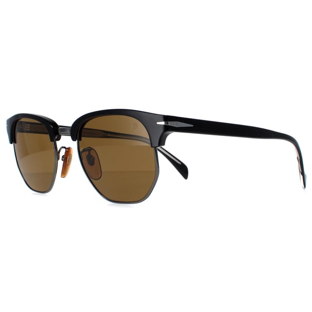De David Beckham DB1002/S 807 2M zwartbruine zonnebril is een stijlvol en hoogwaardig accessoire dat superieure bescherming en comfort biedt, waardoor het de perfecte keuze is voor iedereen die een vleugje elegantie en verfijning wil toevoegen aan zijn/haar look terwijl hij/zij geniet van het buitenleven. De verstelbare neuskussentjes zorgen voor een comfortabele en veilige pasvorm, waardoor deze zonnebril geschikt is voor alle gezichtsvormen. Of u nu luiert bij het zwembad, rijdt op een zonnige dag, of er gewoon geweldig uit wilt zien terwijl u op stap bent, met deze zonnebril valt u op in de menigte.