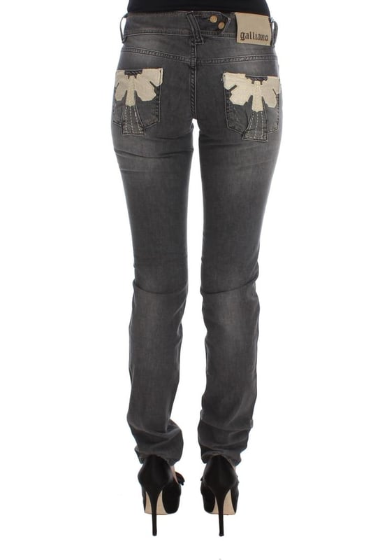 Nuevo con etiquetas  
Color: Lavado Gris  
Modelo: Ajuste Slim  
Hecho en Italia  
Material: 99% Algodón 1% Elastano  
Perfecto para mujeres que aprecian la moda de lujo