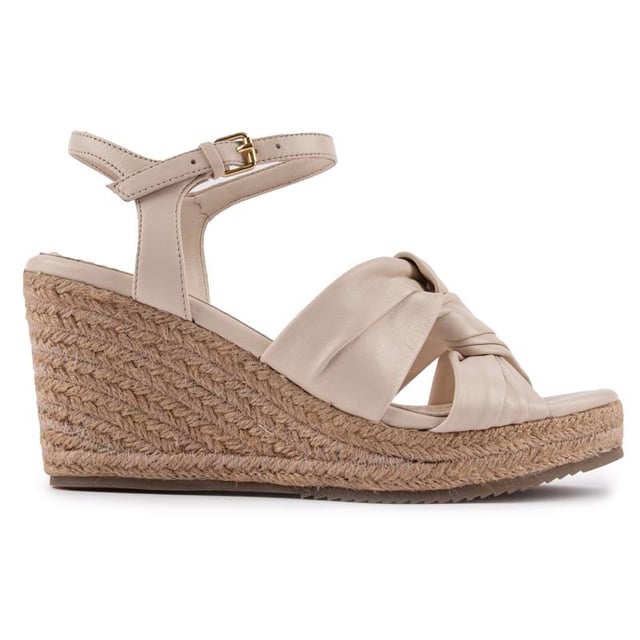 Ted Baker Carda Sandalen Die High Wedge Carda Sandaletten von Ted Baker sind ein Sommerklassiker, der Ihre Looks perfekt ergänzt. Die fabelhafte Lederriemchensandale hat einen hübschen Knöchelriemen mit einer verstellbaren Metallschnalle, einen Keilabsatz im Espadrille-Stil und ein Plateau.