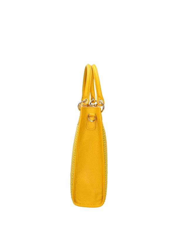 Bolso de mujer. El cierre es con cremallera. Los bolsillos internos son uno con cremallera. Los bolsillos externos están ausentes. La bandolera es ajustable y extraíble en piel. El asa es extraíble en piel. Hay un compartimento interno. El material exterior es piel auténtica dólar y paja tabru. Internamente está forrado en tejido 70% algodón - 30% poliéster. Medidas: 24x29x6,5 cm. Hecho en Italia