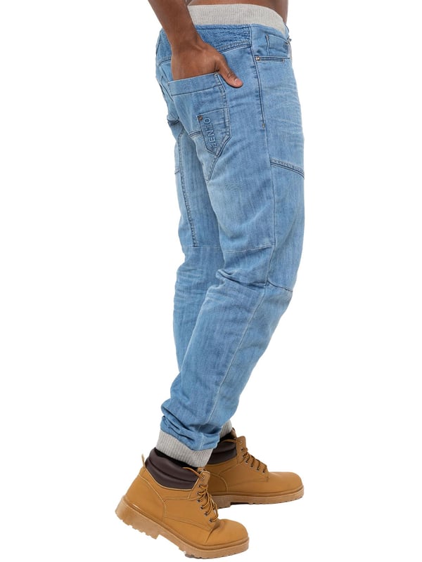 Enzo Mens Vaqueros jogger con puños. Marca impresa en la parte delantera y trasera. Botones de marca, remaches y adornos. Perfil general cosido, arrugado en la parte delantera y trasera. Mezcla de algodón, corte y coser paneles. Cordones ajustables en cintura.