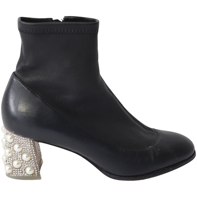 VINTAGE, RRP AS NEW
Sophia Webster lends a statement look to a classic pair of ankle boots with this pair. These ones are crafted using black leather, lined with leather, and styled with heavy embellishments on the block heels. The boots are incredibly stylish.

Sophia Webster Embellished Heel ankle Boots in Black Leather
Material: Leather
Color: Black
Size: EU35/US5/UK2
Condition: very good
Sign of wear: moderate wear on soles, light creases on vamps, few white marks on right shoe
SKU: 153065