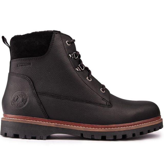 Be Ready For The Changing Seasons, With The Storr Boots From Barbour. These Men's Chukka Boots Feature A Derby-inspired Design With A Hydrophobic Leather Fabrication And Hiking Boot Vibes. Boasting A Fully Bagged Membrane, They Offer A Comfortable Fit For Long Walks In The Outdoors.