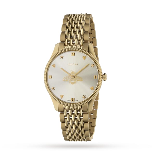 Gucci G-tijdloos slank armbandhorloge YA1264155. De roestvrijstalen en PVD-goudkleurige kast van 36 mm heeft een zilverkleurige, zongeborstelde wijzerplaat met bijenmotief. Dit model heeft een Zwitsers ETA quartz uurwerk en is waterdicht tot 50 meter. Gepresenteerd op een roestvrijstalen PVD-platingarmband met roestvrijstalen gesp.