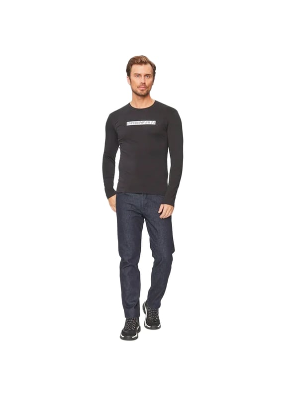 Deze EMPORIO ARMANI shirts zijn gemaakt van een katoenmix. Ze zitten comfortabel dankzij de zachte katoenen jersey. De ronde hals en logo's zijn echte blikvangers.