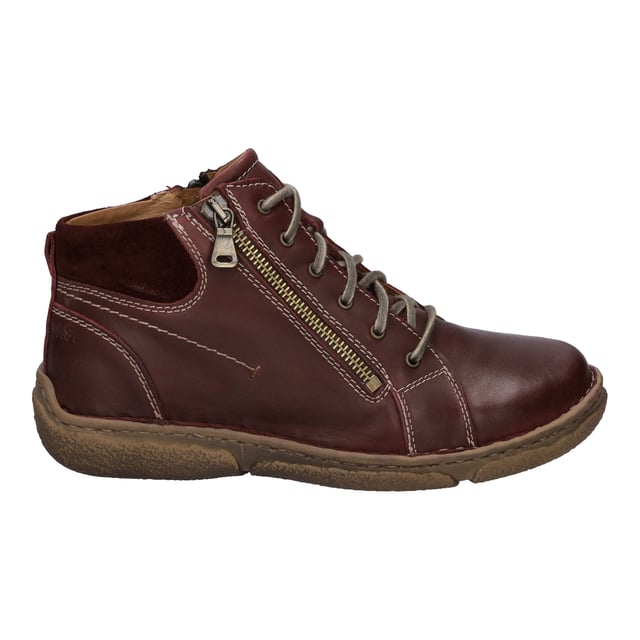 Entdecke die Fusion von Nachhaltigkeit und Eleganz mit der Stiefelette Neele 51 von JOSEF SEIBEL, gefertigt in der charakterstarken Farbe bordo. Dieses Damenschuhmodell repräsentiert die Liebe zum Detail und die Wertschätzung für handwerkliche Kunst. Das Obermaterial aus feinstem Nappa-Rindsleder und die Innensohle, die bei Bedarf durch ein orthopädisches Fußbett ersetzt werden kann, bieten unvergleichlichen Tragekomfort und machen den Schuh zu einem idealen Begleiter für vielfältige Freizeitaktivitäten. Ob beim Spazieren im Park, beim Stadtbummel oder bei anderen Outdoor-Aktivitäten, die TR-Sohle garantiert durch ihre Rutschfestigkeit und lange Haltbarkeit stets einen sicheren Auftritt. Die Reißverschlussfunktion sorgt für ein müheloses An- und Ausziehen, während die traditionelle Handnaht, ein Zeugnis echter deutscher Industriekultur, die Qualität und Liebe zum Handwerk unterstreicht. Die Produktlinie Spirit of Nature verbindet Style und Wohlgefühl mit einem charakterstarken Design und betont dabei die Wichtigkeit von Slow Fashion - fernab von kurzlebigen Trends. Mit der Stiefelette Neele 51 erwirbst du nicht nur einen Schuh, sondern ein Stück Kultur und Handwerkskunst.