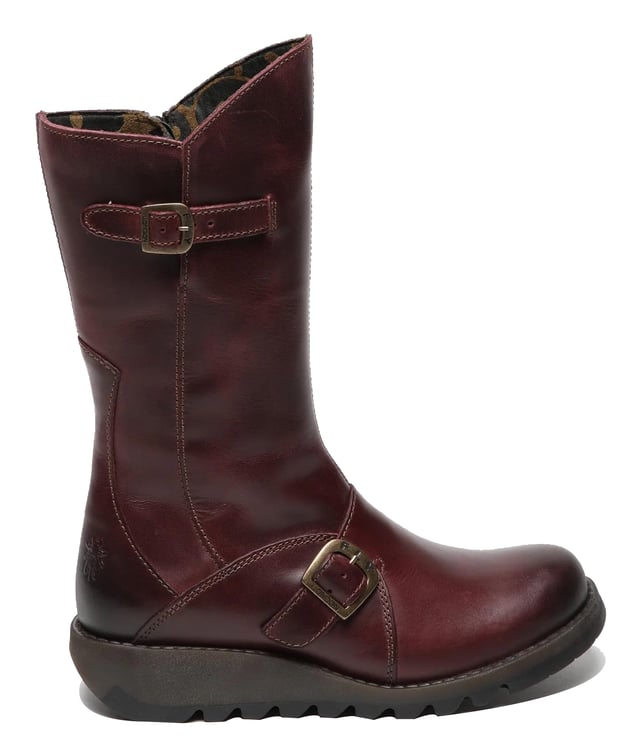Las botas de cuero con hebilla MES 2 de Fly London para mujer de la línea Sminx son una elegante incorporación a cualquier guardarropa. Estas botas cuentan con una elegante correa lateral baja con una hebilla de marca de forma contemporánea, complementada con una segunda hebilla justo debajo de la línea superior moldeada. El logotipo característico de Fly London está grabado en el tacón alto con paneles. Fabricadas con parte superior de cuero de primera calidad, forro de microfibra y plantilla, ofrecen estilo y comodidad. La suela de goma TR duradera y el tacón de 3,5 cm garantizan la estabilidad, mientras que una cremallera lateral proporciona un fácil acceso. Parte superior: cuero, forro: microfibra, plantilla: microfibra, suela: goma TR, altura del tacón: 3,5 cm, cierre de cremallera, detalles de hebilla, logotipo grabado en el talón.