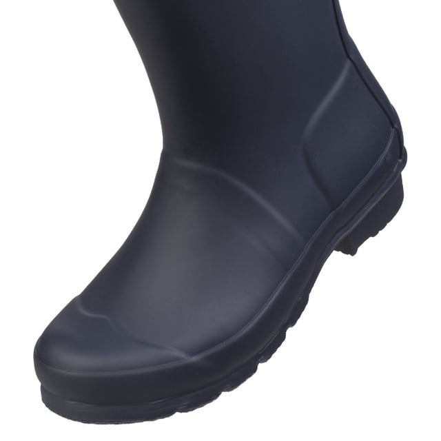 Der handgefertigte Original Kids Welly ist eine kleinere Version des kultigen Stiefels für Erwachsene. Ein reflektierender Riemen auf der Rückseite und abgestufte Schafthöhen bieten Sicherheit und Komfort für Kinder im Wachstum.