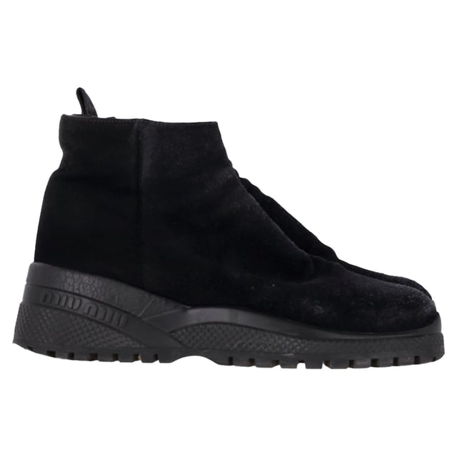 VINTAGE, UVP WIE NEU  
Umarmen Sie mühelose Eleganz mit den Miu Miu Ankle Boots mit Reißverschluss aus luxuriösem schwarzem Wildleder. Diese schicken Stiefel kombinieren Raffinesse mit einem modernen Touch und bieten ein schlankes, elegantes Design, das problemlos vom Tag zur Nacht übergeht. Das weiche Wildledermaterial bietet eine feine Textur, während die kräftigen Reißverschlussdetails in Silber einen Hauch von modernem Charme verleihen.

Miu Miu Ankle Boots mit Reißverschluss aus schwarzem Wildleder

Zustand: Sehr gut  
Gebrauchsspuren: Leichte Abnutzungen, leicht getragen, aber sehr gut gepflegt. Kleine Markierung an den Sohlen & Falten, leichte Kratzer an den Sohlen und Fersen.  
Verpackung: Staubbeutel  
Farbe: Schwarz  
Material: Wildleder | Wildleder  
Größe: IT | 35/UK2/US5  
Maße: Absatzhöhe: 60; Innensohlenlänge: 280  
SKU: TONPUGBSH444356W  