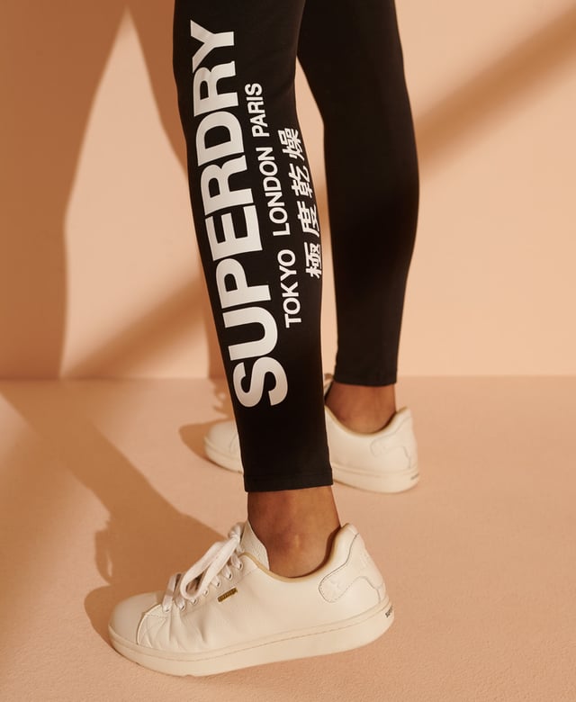 Superdry Damen Leggings mit Logo und elastischem Bund Leggings Superdry Logo elastisch Damen Schwarz Baumwolle. Authentisches Kleidungsstück der Marke Superdry - Streetwear/Sportswear-Design von Superdry - Superdry für Damen, perfekt für den Alltag - Die schwarzen Superdry Leggings passen hervorragend zu Ihrer Garderobe - bequeme Baumwollmaterial - klassisch - elastisches Logo -