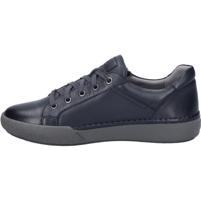 Entdecke die Welt in den neuen Claire 13 Sneakers von JOSEF SEIBEL. Diese Damenschuhe in lebendigem Indigo sind nicht nur ein Blickfang, sondern auch ein Zeugnis für modernen Tragekomfort und hochwertige Materialien. Gefertigt aus feinstem Nappa-Kalbsleder, bieten sie eine perfekte Passform und Funktion für den alltäglichen Gebrauch. Die graue Sohle aus TR und Gummi verspricht Rutschfestigkeit und Strapazierfähigkeit, ideal für alle Outdoor-Aktivitäten. Dank der herausnehmbaren Innensohle ist es möglich, ein eigenes orthopädisches Fußbett zu verwenden, was den Tragekomfort weiter erhöht. Die traditionelle Strobel-Machart, bei der der Schaft mit einer textilen Brandsohle vernäht wird, fördert nicht nur die Stabilität des Laufschuhs, sondern auch seine Langlebigkeit. Mit ihrer Schnürung und der unaufdringlichen Eleganz sind die Claire 13 Sneakers der ideale Begleiter für Freizeit und Streetwear. Sie verkörpern die Philosophie von JOSEF SEIBEL, wo moderner Komfort auf langjährige Handwerkskunst trifft und zeigen, dass wahre Qualität und nachhaltige Produktion Hand in Hand gehen. Diese Schuhe sind ein Statement gegen Fast Fashion und für eine bewusste Wahl, die den Unterschied macht.