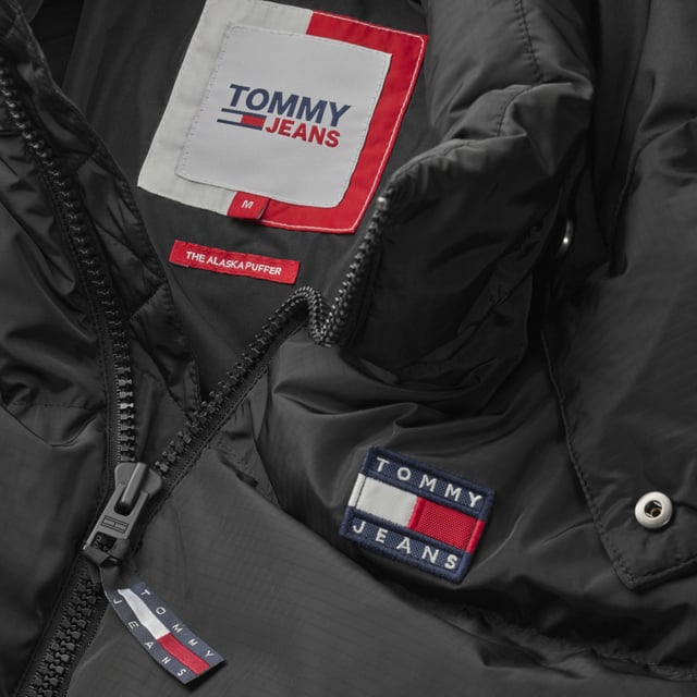 Chaqueta para hombre de la marca Tommy Jeans en color negro. La chaqueta está hecha de poliéster reciclado y tiene un corte regular. En el pecho lleva el icónico logo de Tommy.  Marca: Tommy JeansNombre del modelo: Alaska Puffer JacketCategoría: chaqueta de hombreMateriales: poliéster recicladoColor: negro