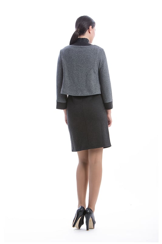 Bolero CONQUISTA in grey knit fabric. Dark grey contrast fabric on the front pockets, cuffs and neckline. Long sleeves and open in the front. To the waist in length. Stretch polyester lining. The model is 1.77m and is wearing size 36/S.
 49%viscose-34%acryl-11%wool-4%cashmere-2%elastan.