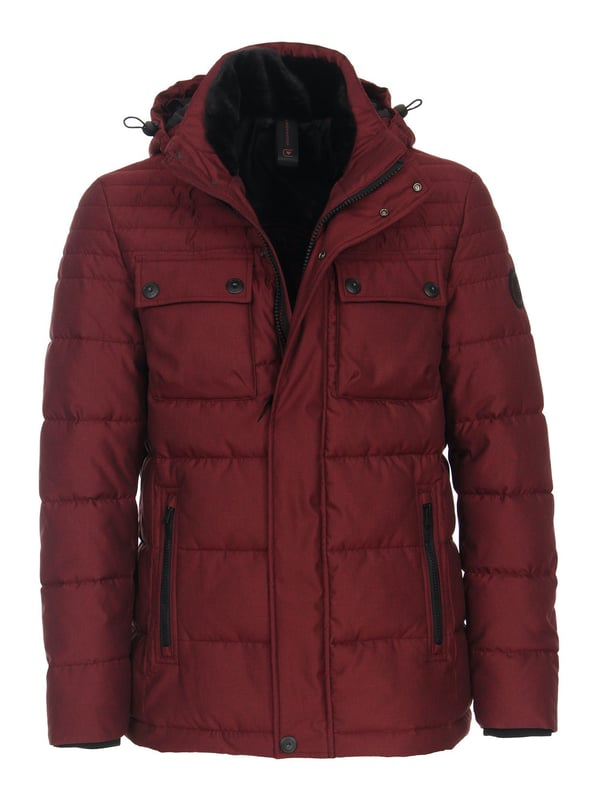Deze gewatteerde jas van Casamoda is een robuuste en comfortabele jas voor koelere dagen. Het is gemaakt van hoogwaardige materialen en heeft een anti-allergische Sorona-vulling, die zorgt voor optimale warmte-isolatie. De jas is water- en windafstotend en beschermt je tegen weer en wind. De jas heeft een opstaande kraag en een doorlopende ritssluiting die wordt verborgen door een drukknoopsluiting. De jas heeft verschillende zakken waarin je je waardevolle spullen veilig kunt opbergen. De jas heeft steekzakken met ritsen en twee borstzakken met drukknopen. De stormmanchetten aan de mouwen zorgen voor een goede pasvorm en beschermen tegen de kou. De jas heeft een normale pasvorm, wat zorgt voor een comfortabele pasvorm. De jas heeft ook een afneembare capuchon die je kunt bevestigen of verwijderen met drukknopen. De capuchon is een praktisch detail dat je meer flexibiliteit geeft. Hij is verkrijgbaar in verschillende kleuren en maten en kan op verschillende manieren worden gecombineerd. Deze gewatteerde jas van Casamoda is een robuuste en comfortabele jas voor elke man.