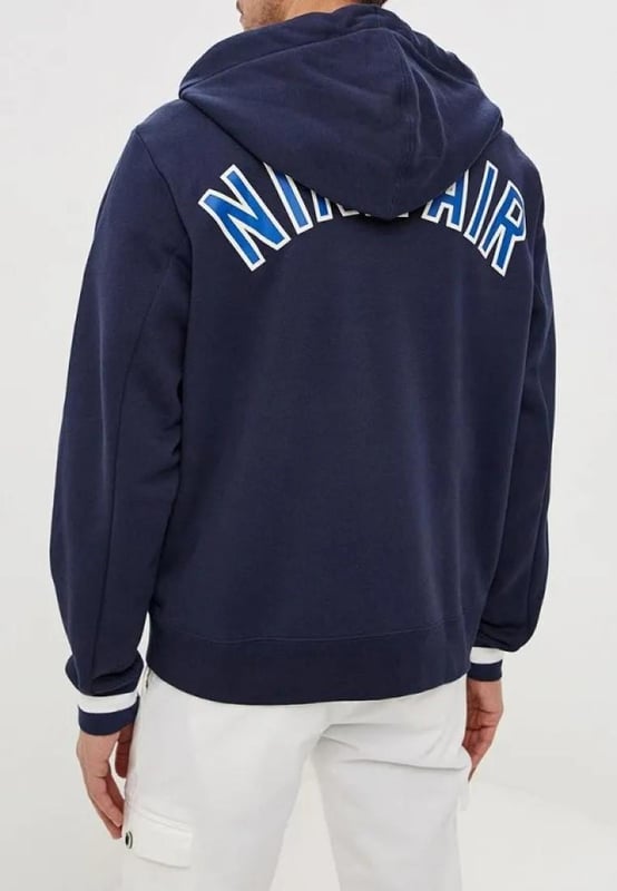 Nike Air Herren-Trainingsanzug-Set mit Reißverschluss in Navy.  
Kapuze mit Kordelzug, Reißverschluss, gestickter Swoosh.   
Gedrucktes Branding, geteilte Känguru-Tasche.   
Gewebter Markenaufnäher, gerippte Bündchen und Saum.  
Elastisches Taillenband.   
Jogger mit elastischem Kordelzug an der Taille.   
Gerippte untere Beinabschlüsse für eine bequeme Passform.